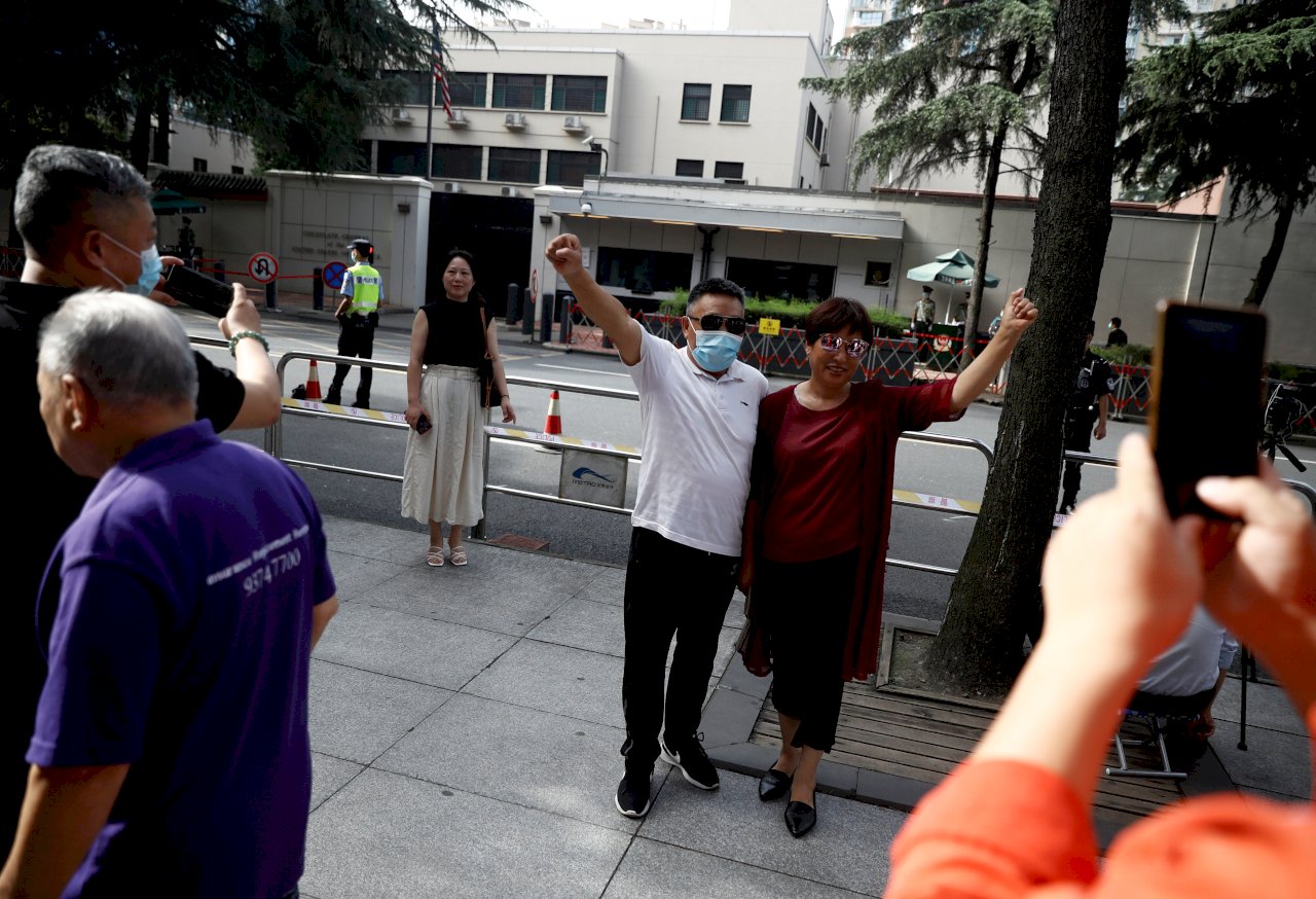 美成都領館今晨降旗撤離 館外看熱鬧人潮絡繹不絕成當紅景點