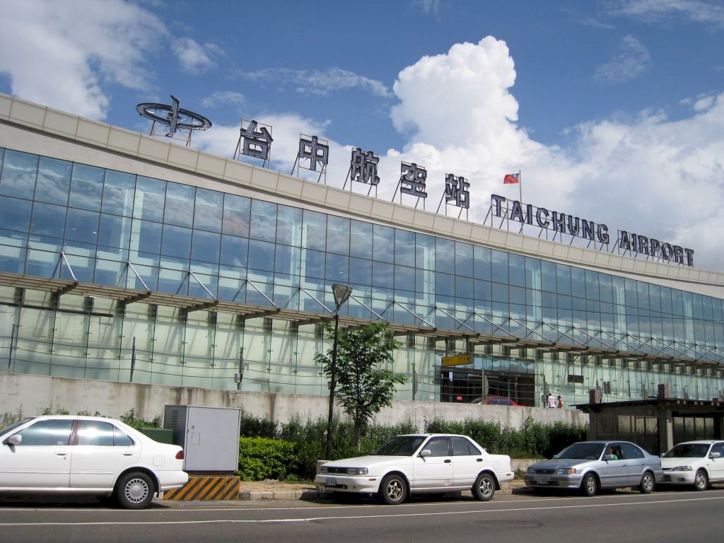 戰機爆胎卡滑行道 清泉崗機場3航班受影響