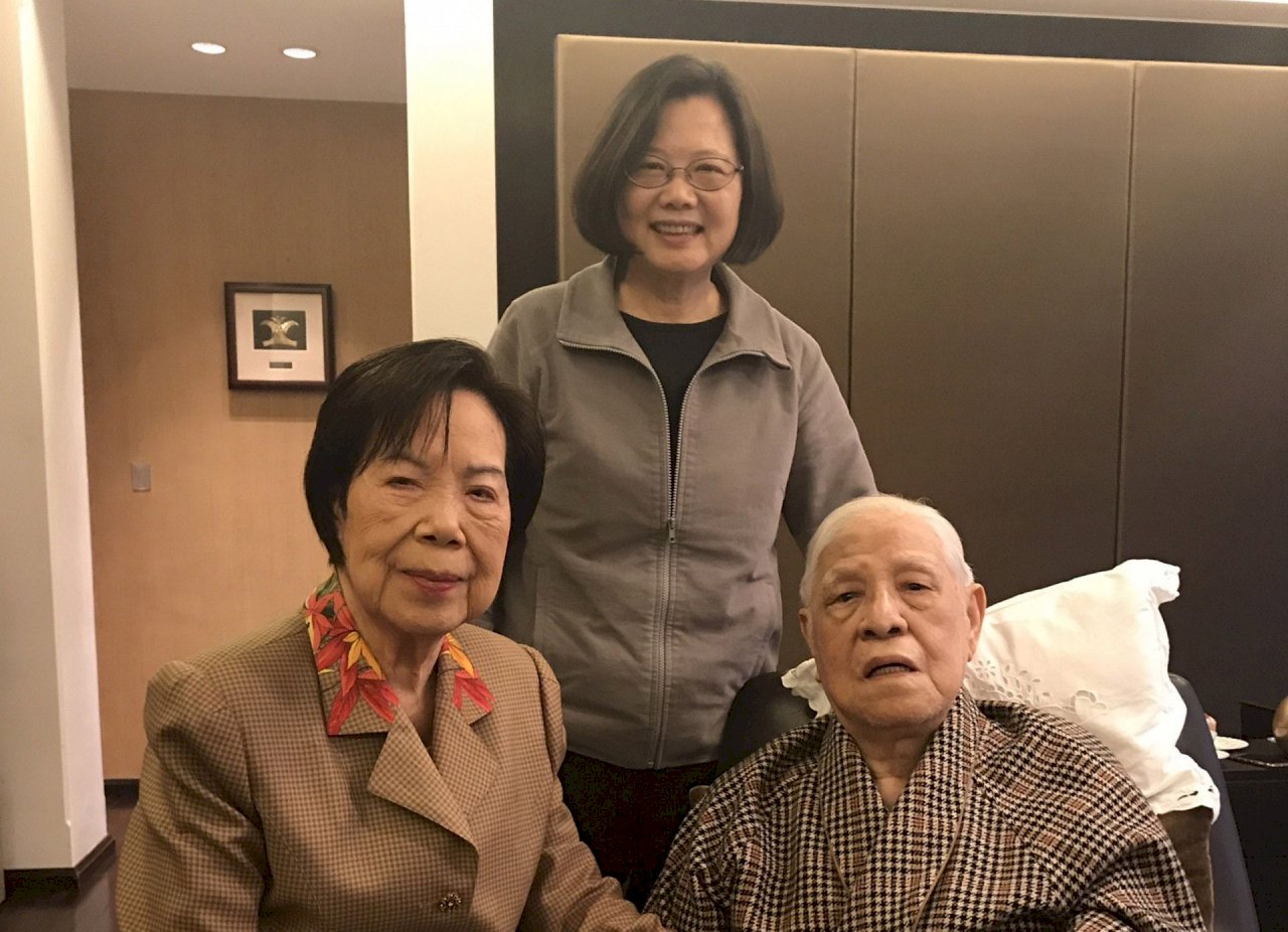 李登輝身體狀況不佳 妻曾文惠赴北榮探視