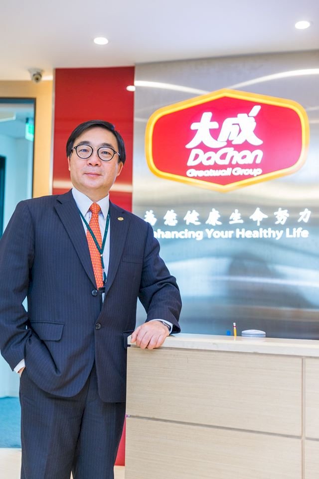 ◎從63年前的騎單車叫賣飼料、到如今的餐飲王國，大成見證的是台灣企業對食安的堅持！為什麼雞肉沒有生長激素，原因是......