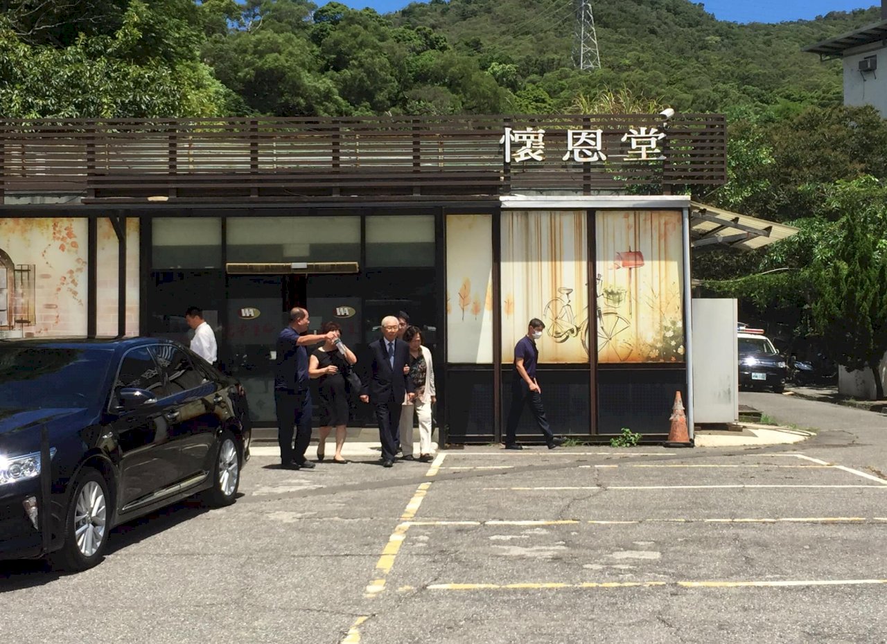 李登輝遺體暫放榮總懷恩堂 政界人士紛前往弔唁