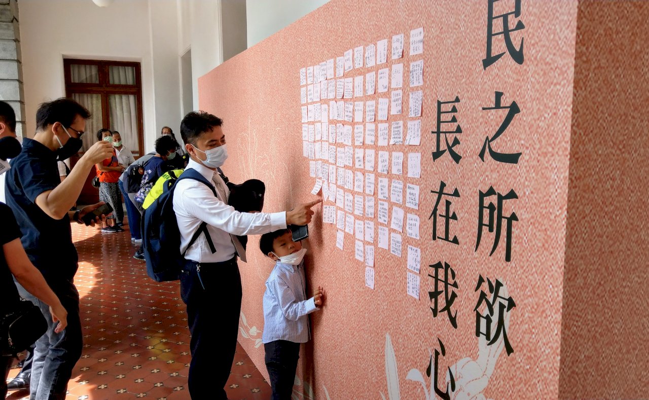 追思會場今開放 民眾感念李登輝民主貢獻