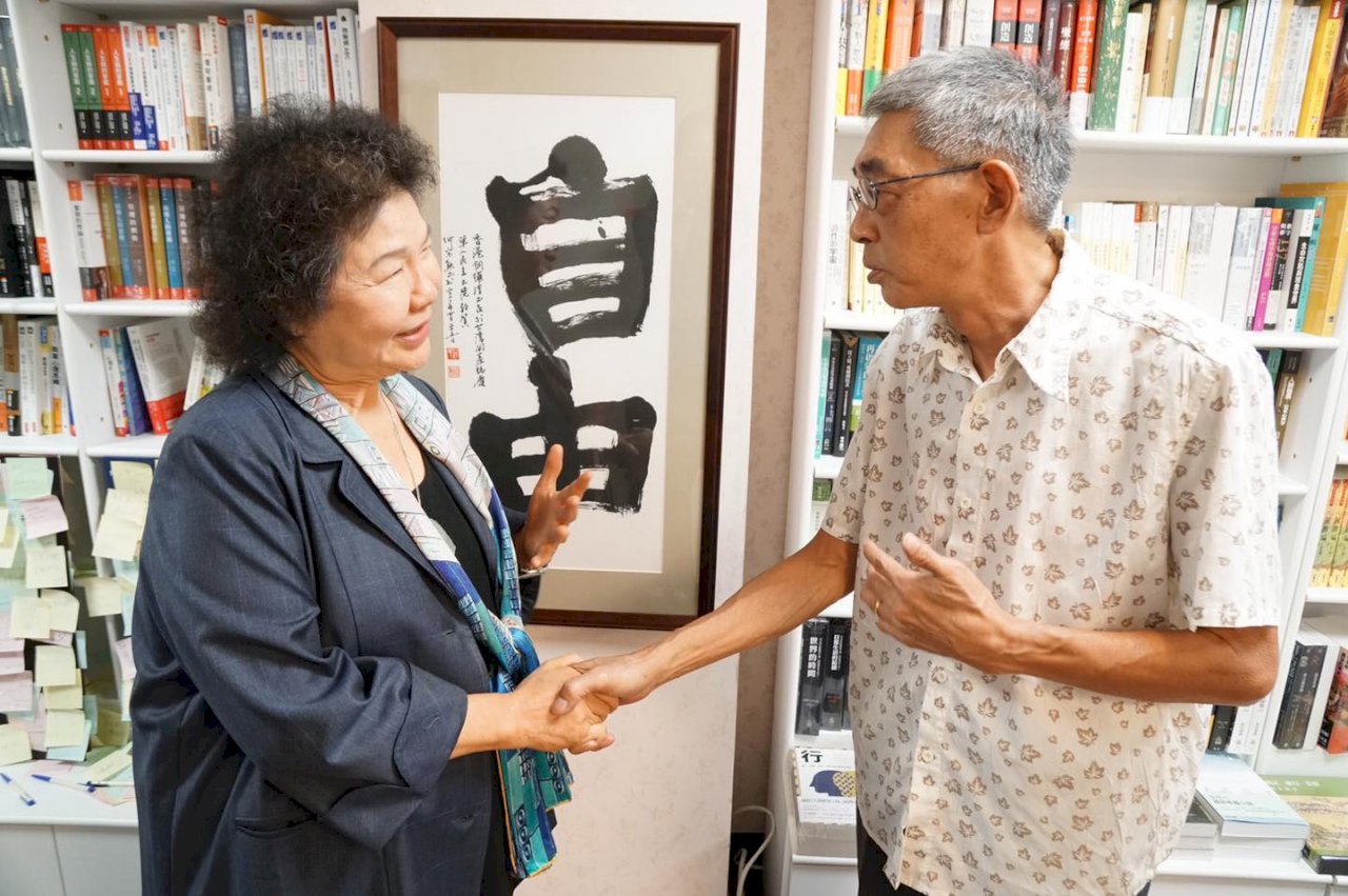 訪銅鑼灣書店 陳菊：人權是普世價值香港不孤單