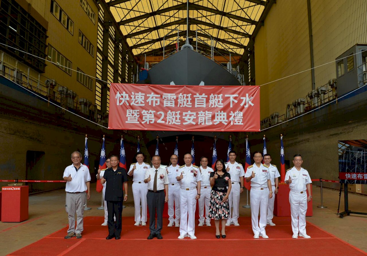 國艦國造  海軍首艘快速布雷艇下水