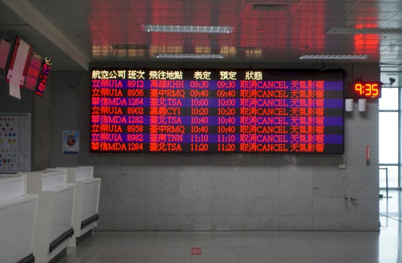 中颱璨樹來襲  華信、立榮12日國內線取消