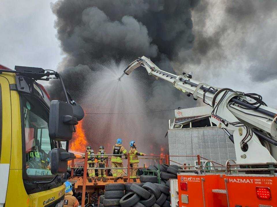 韓國金海市潤滑油倉庫爆炸 大火連燒4小時未止