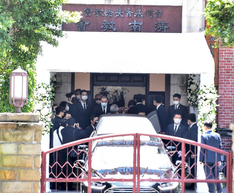 21響鳴鐘！ 前總統李登輝入殮火化禮拜 李大維等人出席