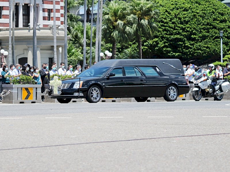 李登輝移靈車隊繞行總統府 官員列隊敬禮致意