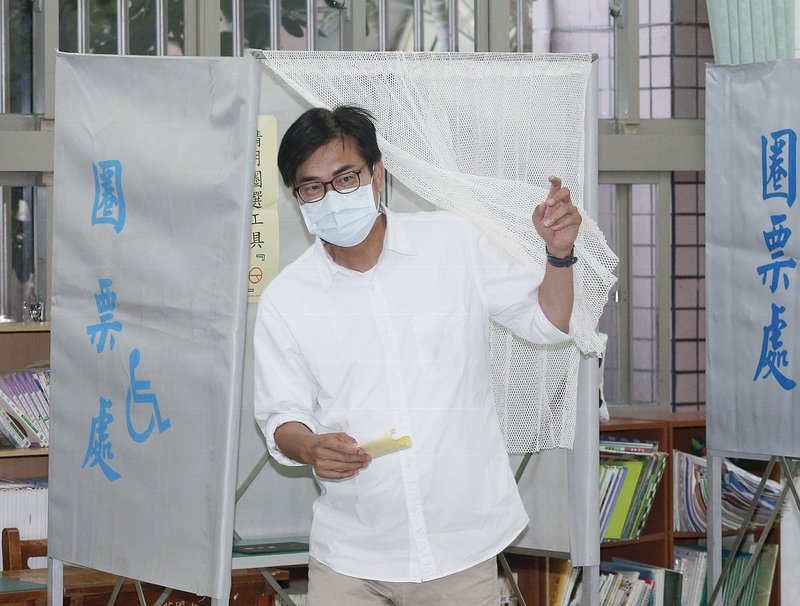 兒子陪同投票 陳其邁：相信高雄未來將雨過天青