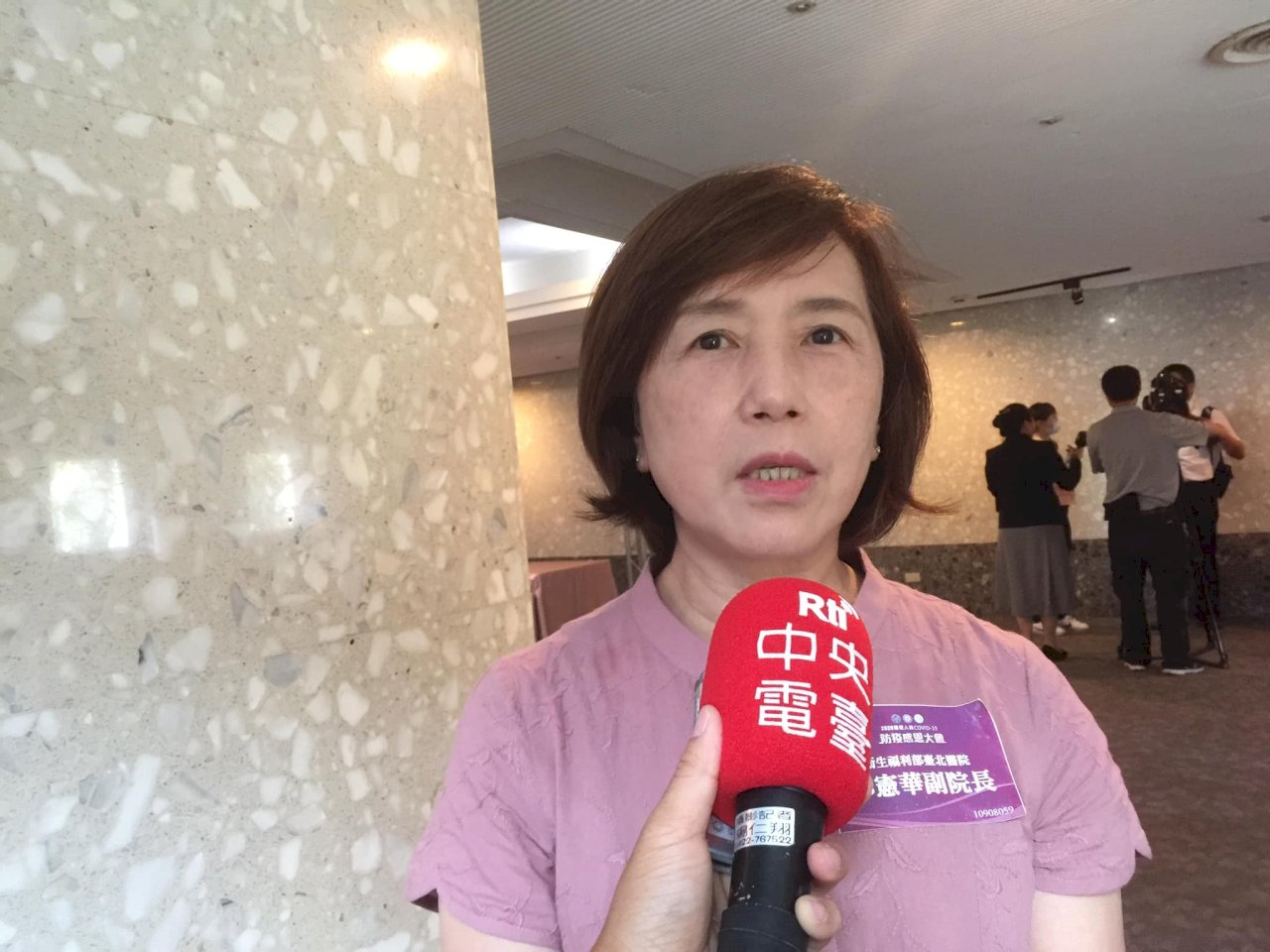 不捨86歲母親痛哭 護理人員仍堅守防疫第一線