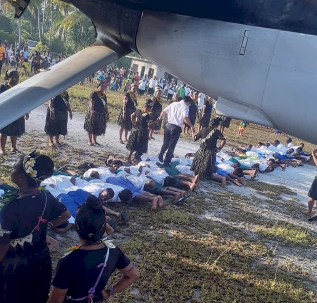 拿台灣錢披露中國駐吉里巴斯大使人肉地毯歡迎相片？ 外交部譴責中國胡扯