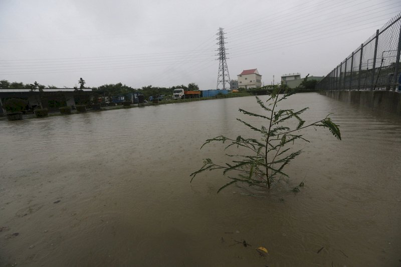 西南風影響 南部地區恐持續豪雨