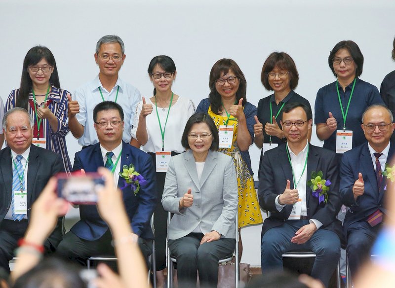 防疫不眠不休檢測 蔡總統感謝醫檢師全心奉獻