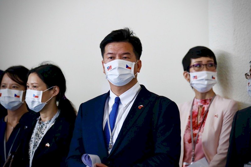 捷克參議院議長訪台 團員戴印有雙方國旗口罩