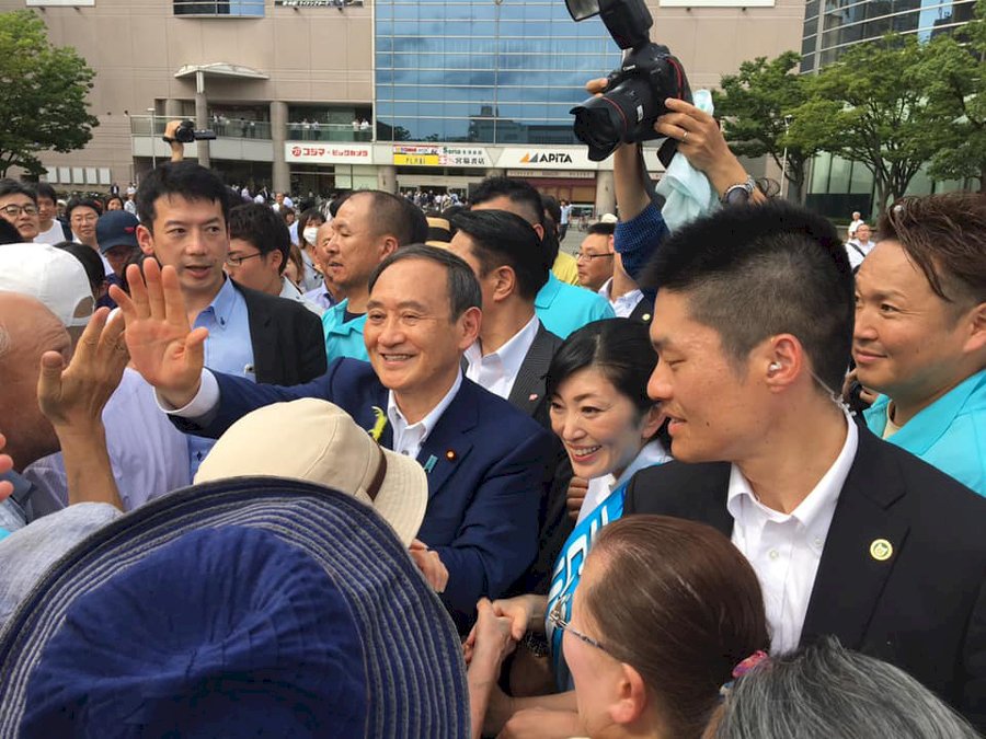 也是「緊急事態」！令和大叔菅義偉首相下台 能否挽救自民黨大選頹勢？