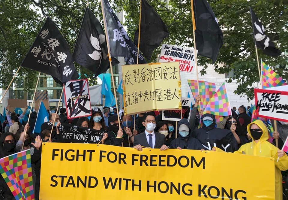 中國外長將訪德國 羅冠聰柏林發起抗議