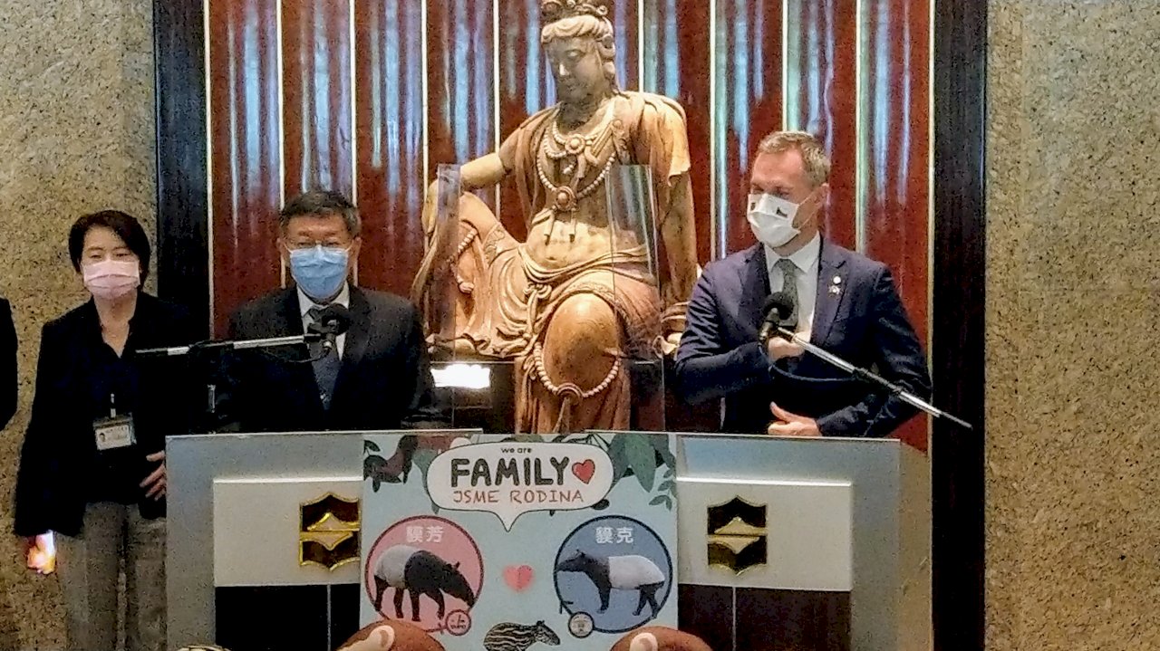 姊妹市交流 北市贈布拉格口罩及穿山甲 賀瑞普盼早日直航