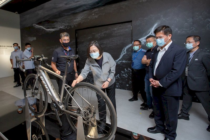 蔡總統參訪捷安特探索館 盼打造自行車友善國家