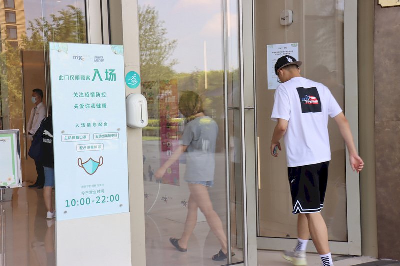 疫後上海人潮漸增 仍有餐飲業者無法開張