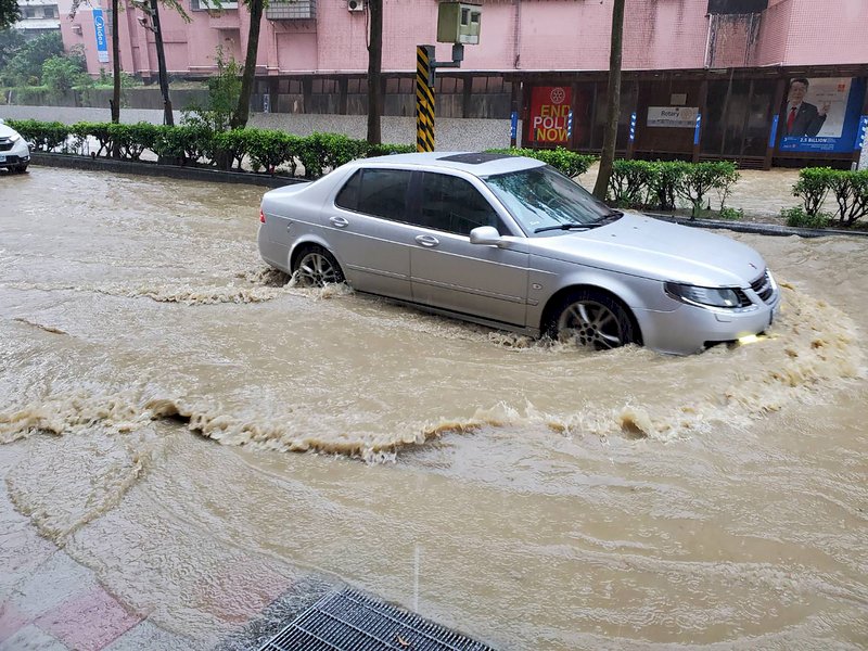 雨勢加劇 北市達大豪雨等級 基隆多處淹水