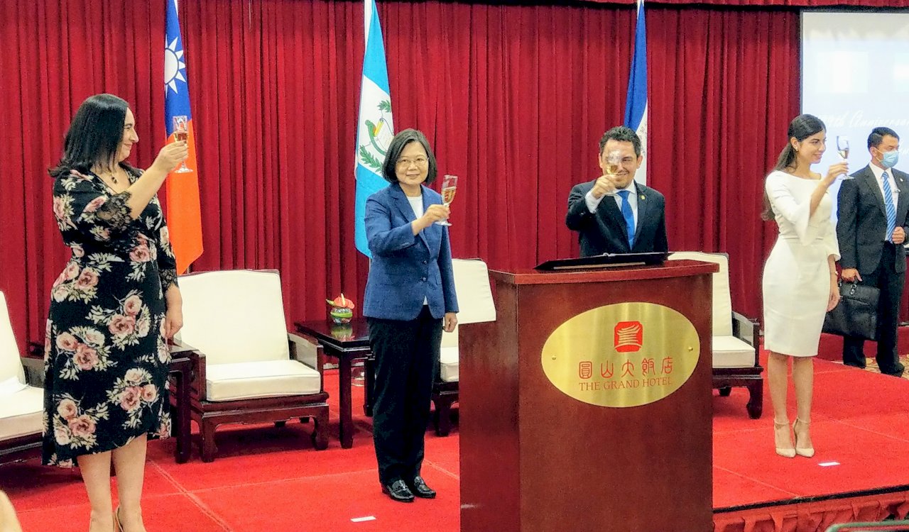 總統：不向外來壓力低頭　台灣會透過各種形式與國際分享自由