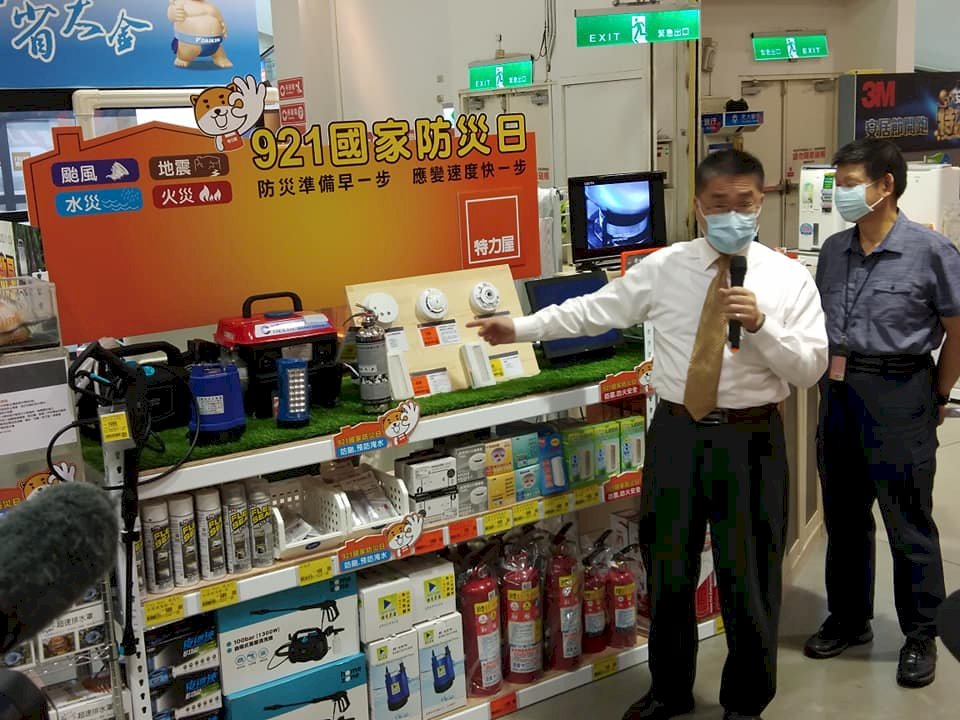 防災用品買了沒？　賣場防災專區方便民眾購置(影音)