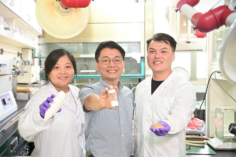 台研發新電壓材料 滑手機也可殺菌