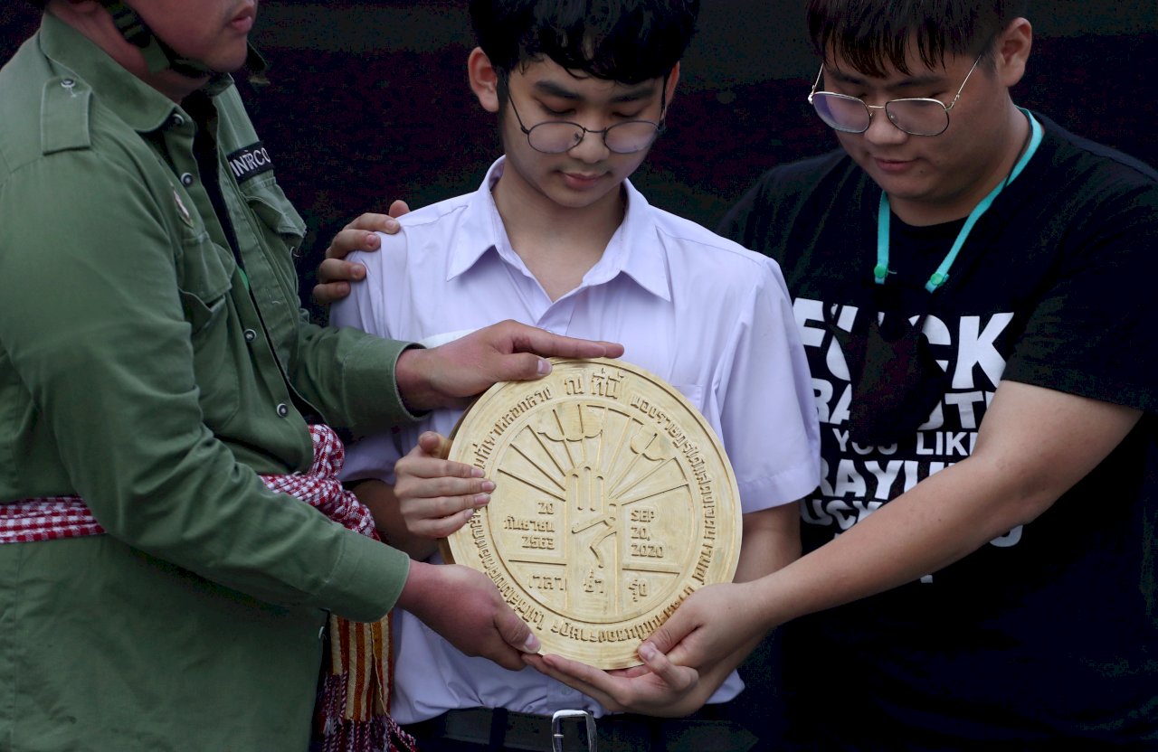 挑戰君主政體　曼谷示威者鑲嵌民主牌匾不翼而飛