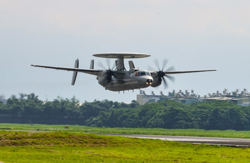空軍：E-2K飛機降落偏離跑道 人員平安