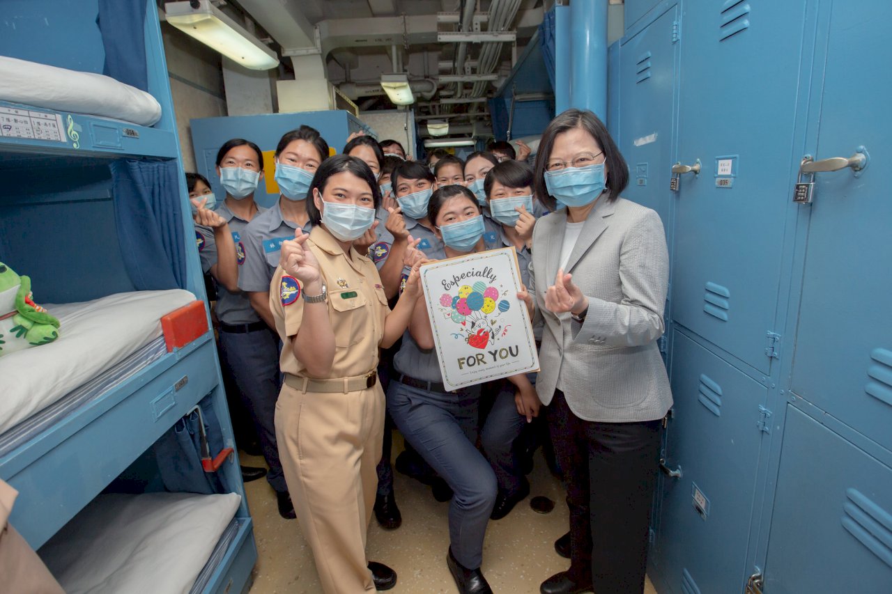 慰勉海軍146艦隊　總統：上下一心定能克服風浪