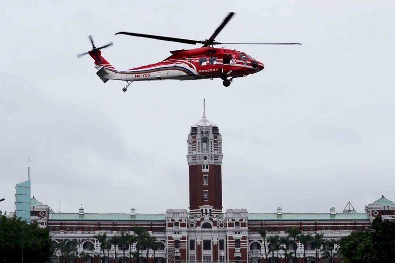 雙十國慶預演　空勤黑鷹滂沱雨中總統府前試航