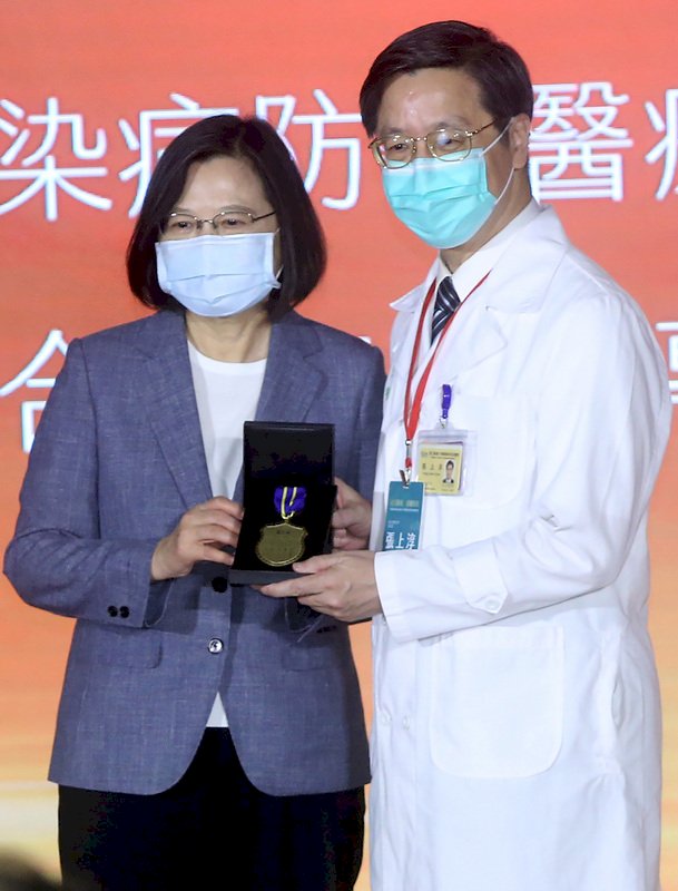 蔡總統親頒獎章 感謝防治武漢肺炎幕後英雄