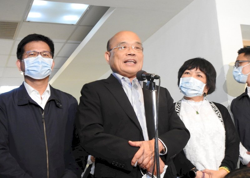 唱我的祖國惹議　蘇揆要歐陽娜娜參考歐陽龍電影「藍與黑」
