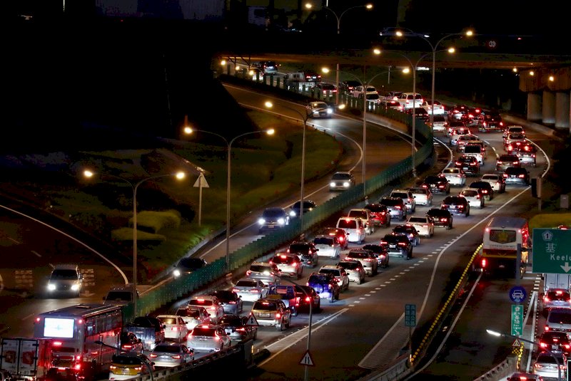 中秋連假車潮湧現 南下部分路段紫爆