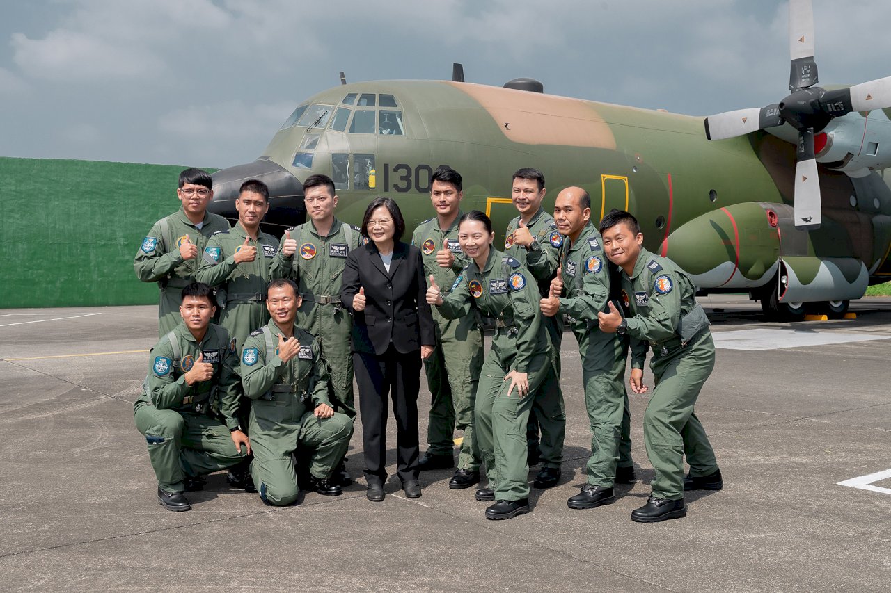 視導空軍第六混合聯隊　總統：以精實表現破不實言論(影音)