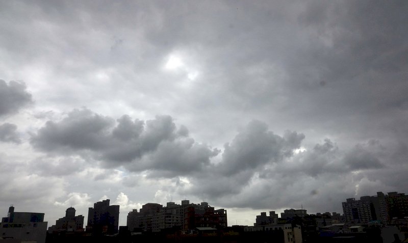 東北風及梵高雲系移入 各地多雲雨北東防大雨