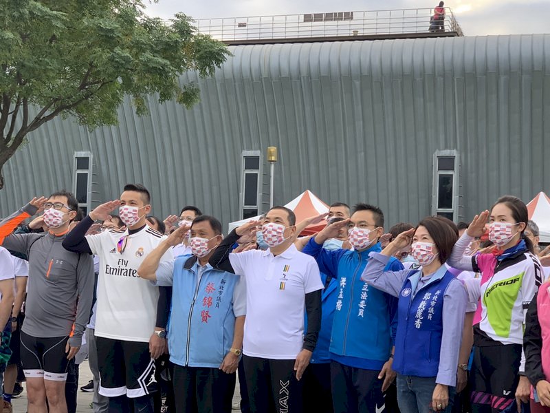 騎單車慶祝國慶 侯友宜：身體健康才能守護市民