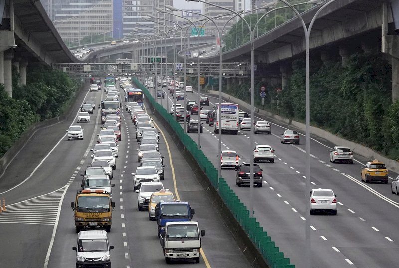 春節連假預估國道塞車時段看這裡 部分路段恐塞過夜