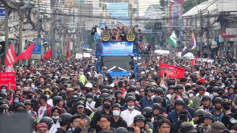 泰國反政府學運再升級 總理府前抗議後移往鬧區
