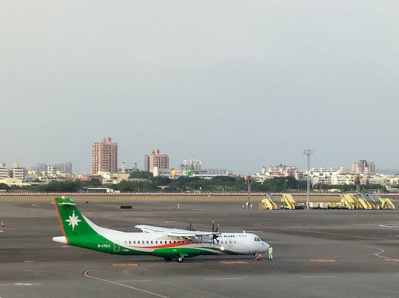 東沙島包機續飛否  立榮航：將向民航局提申請