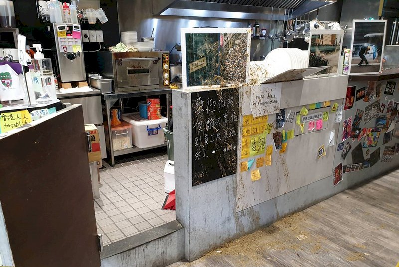 反送中「保護傘」餐廳被潑穢物 &nbsp;港籍女員工遭波及