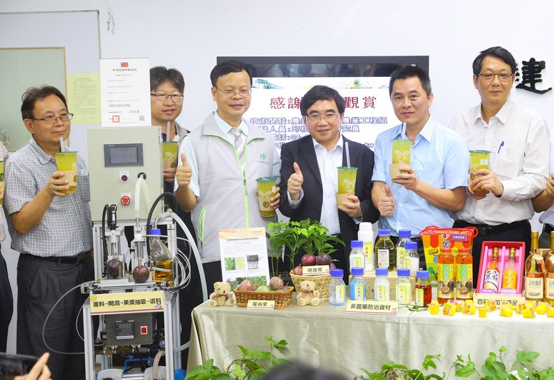 還在用挖的喝百香果汁嗎？全球第一台不沾手取汁神機來了(影音)
