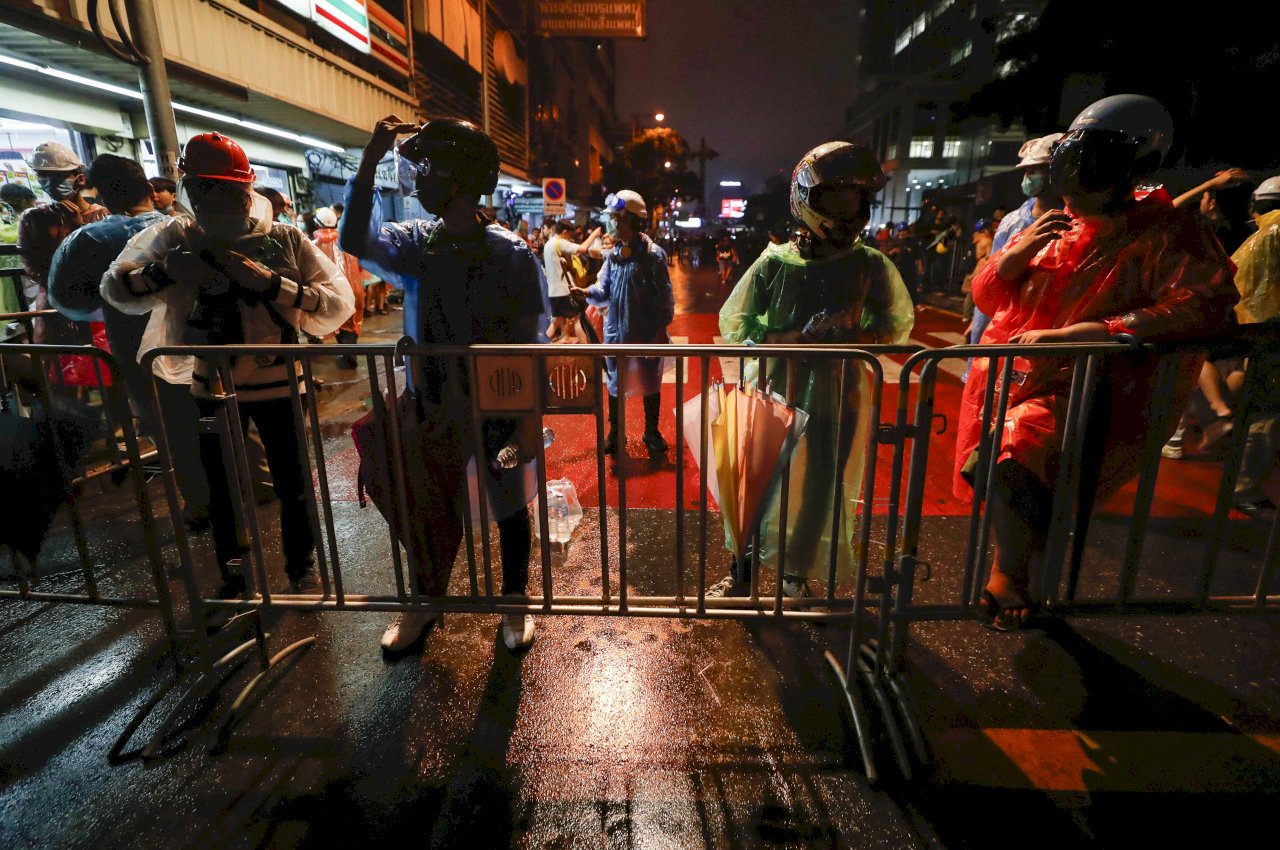 泰國反政府示威 萬人兵分兩路再占主要路口