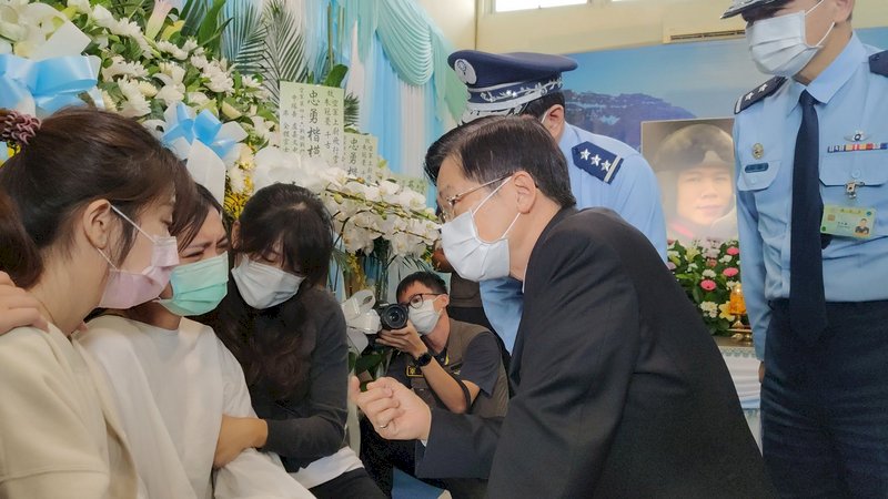 慰問失事飛官家屬  嚴德發：3年汰換台東F-5教練機