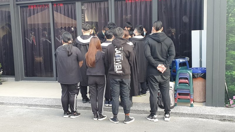 長榮女大生最後一程 同學穿畢業袍送行淚崩