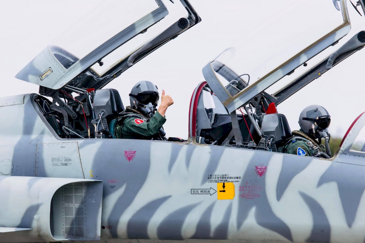 F-5型機特檢後首飛 空軍司令熊厚基同乘振軍心