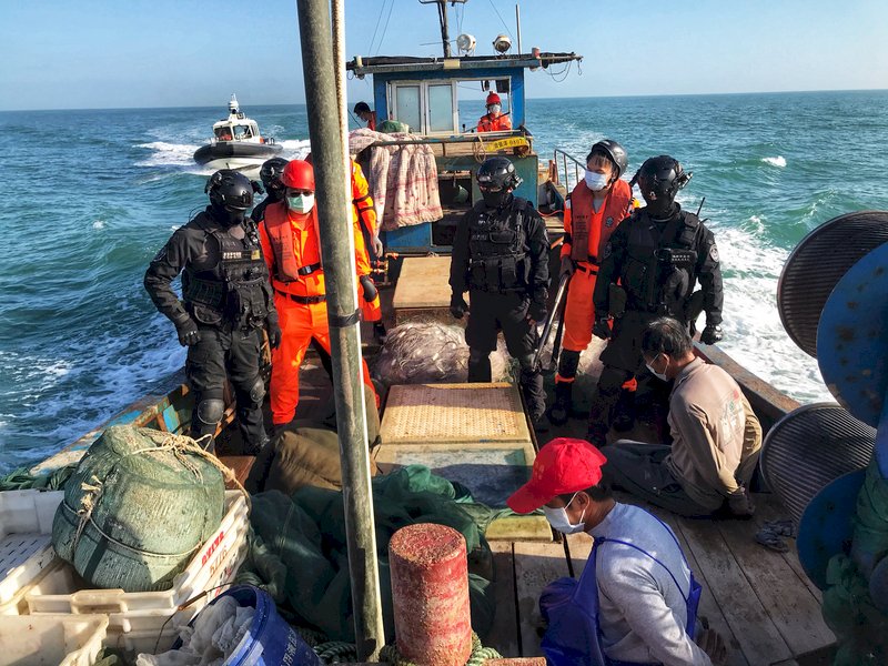 中國漁船越界高速蛇行拒檢 金門海巡強勢逮獲