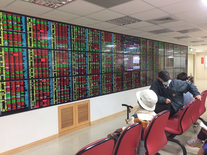 「護國神山」小跌跤中小型股反活躍 台股週線收紅站穩16000點