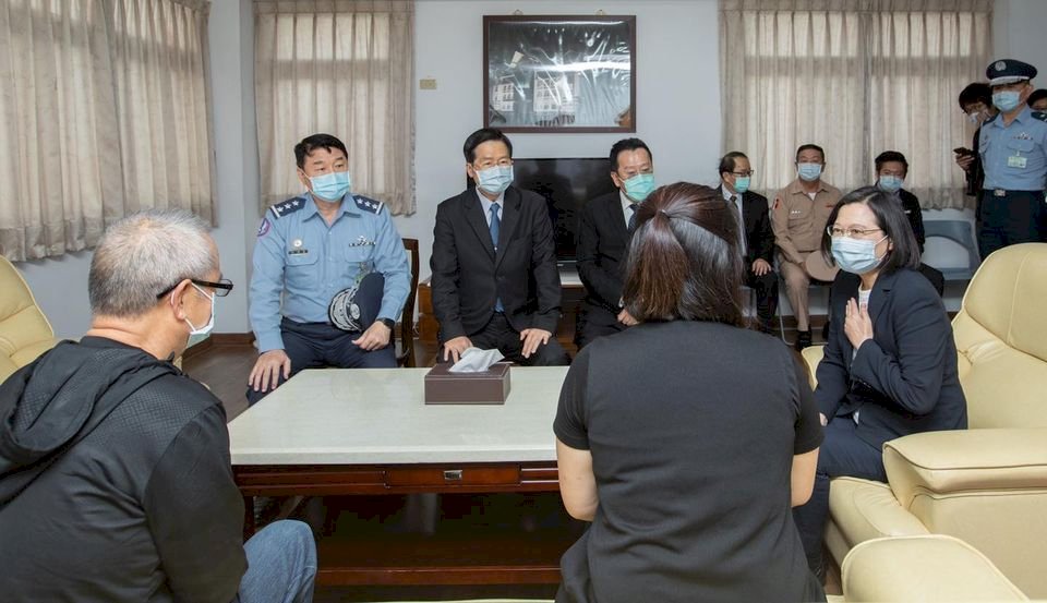 失聯飛官太太說請不要擔心 總統：非常過意不去