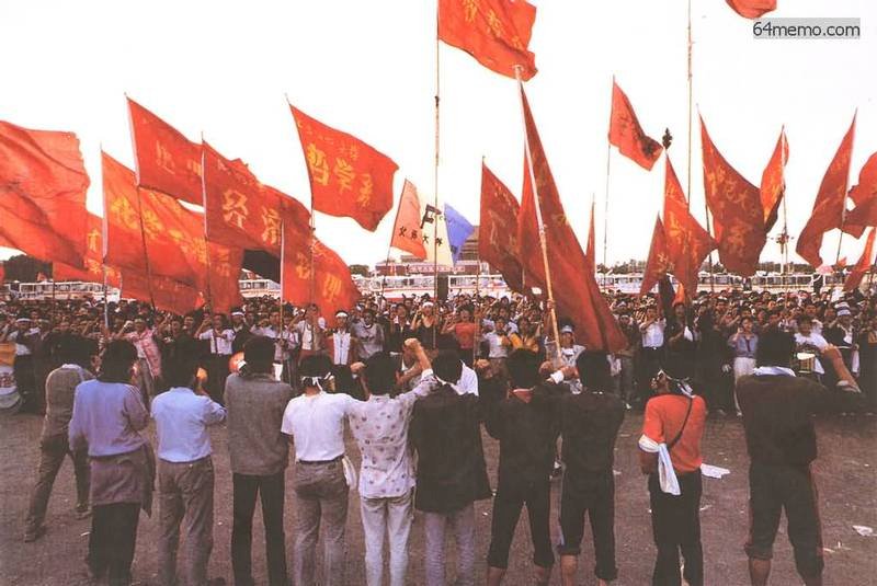 我的一九八九系列》民眾迎接撤離學生隊伍 齊聲呼喊：「人民感謝你們！」